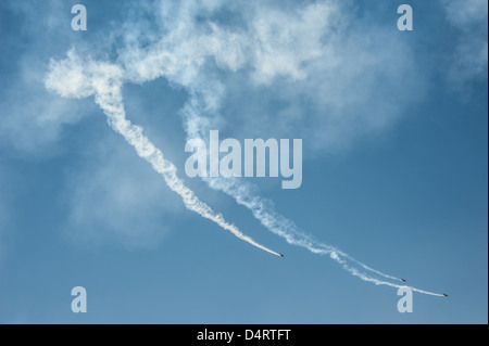 Tre piani di graffiare gessoso linee in un aperto il cielo blu in Columbus, Georgia al 2013 Thunder nella valle Air Show. Foto Stock