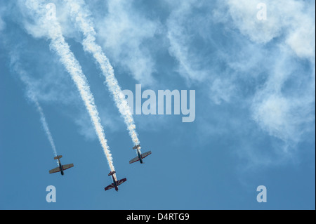 Tre piani diving fuori del fumo contro un cielo blu chiaro al 2013 Thunder nella valle Air Show in Columbus, Georgia. Foto Stock