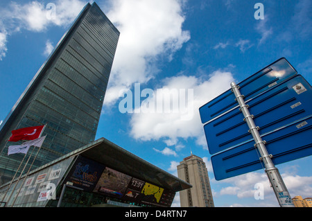 Europa Turchia Istanbul, Levent trimestre, lo Zaffiro torre progettata dall'architetto Tabanlioglu Foto Stock