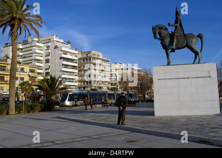 Grecia Atene flisvos un tram che passa la Statua di Costantino XI paleologus Foto Stock