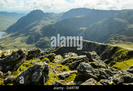 Vista dal vertice di Y Garn Snowdonia Galles del Nord a Tryfan e Glyder Fach con scorci di Llyn Ogwen & Llyn Idwal Foto Stock