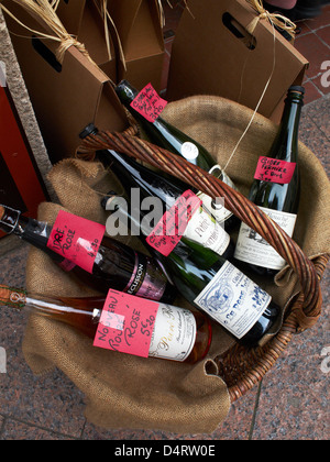 Un cestello di bottiglie di sidro al di fuori di un negozio di Bayeux in Normandia. Foto Stock