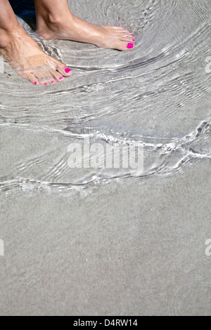 Donna con i piedi sul Beach Foto Stock