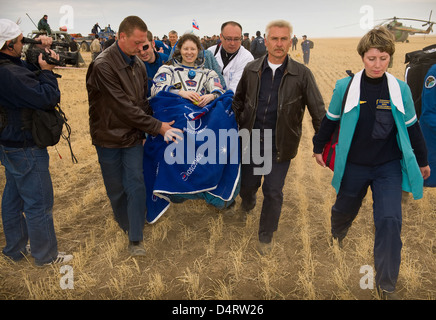 La navicella Sojuz di Expedition 24 che trasportava l'astronauta della NASA Tracy Caldwell Dyson e i cosmonauti russi atterrarono ad Arkalyk, in Kazakistan, dopo aver completato la loro missione a bordo della stazione spaziale Internazionale. L'equipaggio è tornato sano e salvo dopo una missione spaziale di successo. Foto Stock