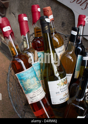 Un cestello di bottiglie di sidro al di fuori di un negozio in Honfleur, in Normandia. Foto Stock