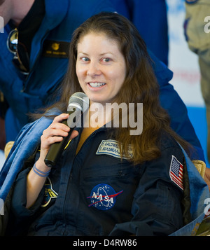 L'equipaggio di Expedition 24 atterra in sicurezza in Kazakistan dopo aver completato la missione a bordo della stazione spaziale Internazionale. L'equipaggio include l'astronauta della NASA Tracy Caldwell Dyson. Foto Stock