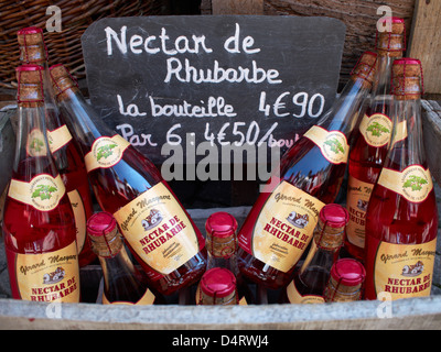 Un cesto di vino Rhubarbe al di fuori di un negozio in Honfleur, in Normandia. Foto Stock