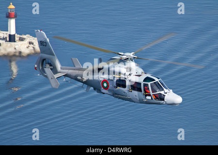 Marina bulgara Eurocopter AS-565MB Panther della Marina bulgara volando sul Mar Nero. Foto Stock