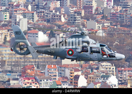 Marina bulgara Eurocopter AS-565MB Panther volando sopra la città di Varna, Bulgaria. Foto Stock