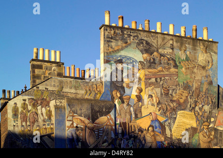 Pittura murale sul frontone in Leith tenements Foto Stock