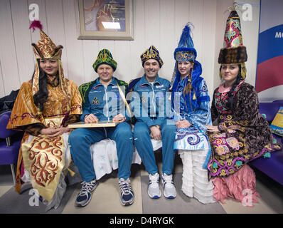 Expedition 34 russo Soyuz Commander Oleg Novitskiy, sinistra e il Russo tecnico di volo Evgeny Tarelkin posano per una fotografia con le donne nel cerimoniale abito kazako all'Aeroporto Kustanay in Kazakistan poche ore dopo di loro, lungo con spedizione 34 Commander Kevin Ford della NASA, sbarcati loro Soyuz TMA-06M veicolo spaziale 16 marzo 2013 vicino alla città di Arkalyk in Kazakhstan. Novitskiy, Tarelkin, e Ford restituito da 142 giorni a bordo della Stazione spaziale internazionale dove sono serviti come membri della spedizione 33 e 34 equipaggi. Foto Stock