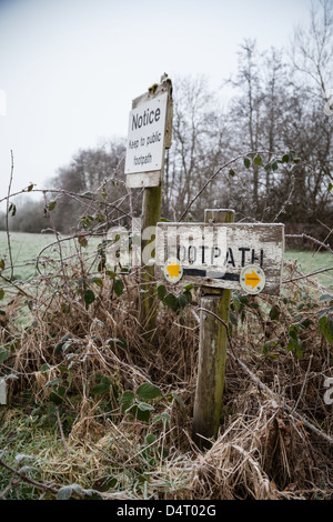 Un segno di sentiero adiacente al laghetto Ewhurst, Ramsdell, Hampshire su un gelido inverno mattina Foto Stock