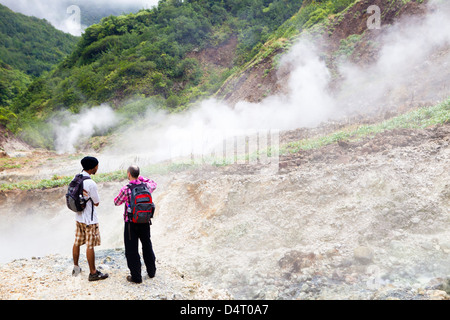 La valle della desolazione - fumarole sulfuree sul lago bollente escursione in Dominica Foto Stock