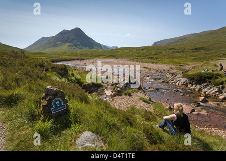 Fort William, Gran Bretagna, un vagabondo fa prendere sulle rive di un fiume Foto Stock