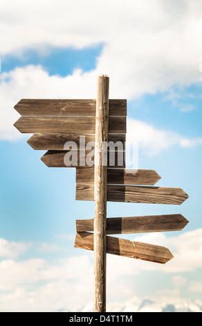 Segno di legno con più frecce di direzione. Foto Stock