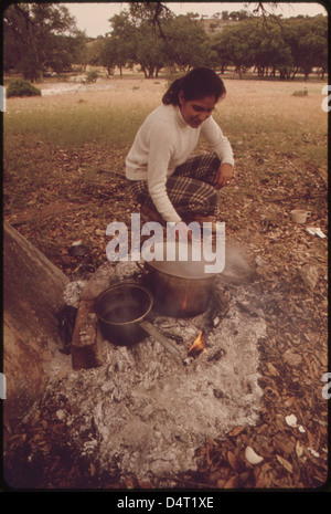 Moglie di un'Itinerante pecora Shearer cuochi il suo pasto di mezzogiorno fuori della tenda in cui la sua famiglia vive. Lo Shearer sta lavorando su un Ranch nella zona di Leakey, Texas, e San Antonio 05/1973 Foto Stock