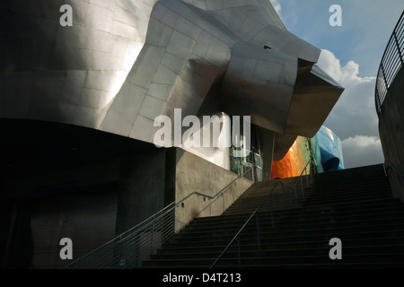Scale che portano all'entrata principale del processore EMP (l'Esperienza del Progetto della Musica) musica e il museo della fantascienza presso il centro di Seattle Foto Stock