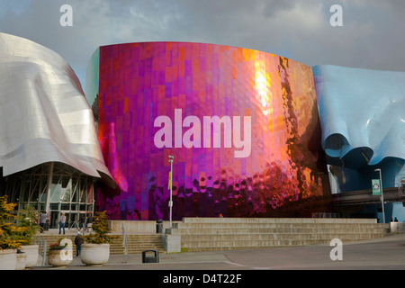 Scale che portano all'entrata principale del processore EMP (l'Esperienza del Progetto della Musica) musica e il museo della fantascienza presso il centro di Seattle Foto Stock