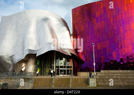 Scale che portano all'entrata principale del processore EMP (l'Esperienza del Progetto della Musica) musica e il museo della fantascienza presso il centro di Seattle Foto Stock