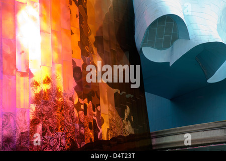 Alberi e lo Space Needle riflettendo sull'EMP (l'Esperienza del Progetto della Musica) musica e il museo della fantascienza e via monorotaia Foto Stock