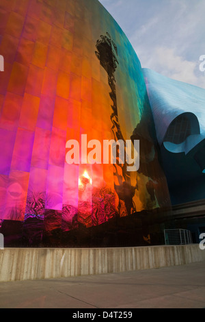 Alberi e lo Space Needle riflettendo sull'EMP (l'Esperienza del Progetto della Musica) musica e il museo della fantascienza presso il centro di Seattle. Foto Stock