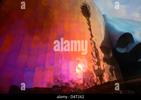 Alberi e lo Space Needle riflettendo sull'EMP (l'Esperienza del Progetto della Musica) musica e il museo della fantascienza presso il centro di Seattle. Foto Stock