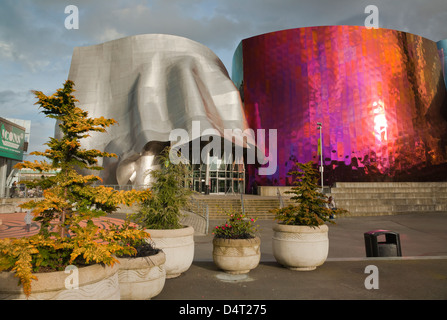 Scale che portano all'entrata principale del processore EMP (l'Esperienza del Progetto della Musica) musica e il museo della fantascienza presso il centro di Seattle Foto Stock