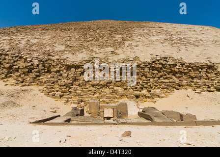 Resti dei templi greco-romani presso la Piramide piegata in prossimità di Dashur, Sito Patrimonio Mondiale dell'UNESCO, Egitto, Nord Africa Foto Stock
