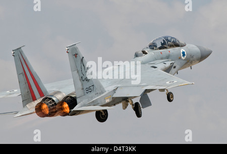 Un McDonnell Douglas F-15D Aquila Baz aerei della forza aerea israeliana di decollare. Foto Stock