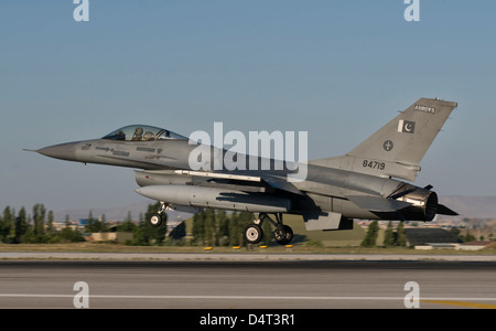 Un Lockheed Martin F-16C del Pakistan Air Force decolla da Konya Air Base, Turchia. Foto Stock