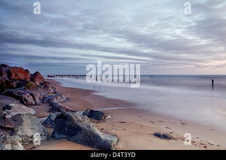 Sunrise a Happisburgh sulla costa di Norfolk, Inghilterra, Regno Unito Foto Stock