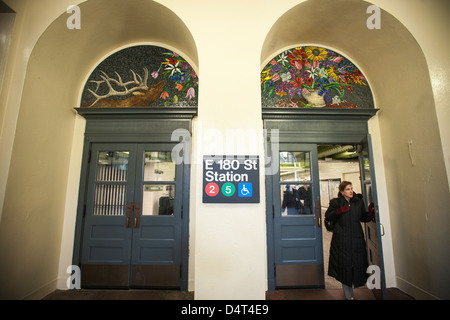 L'Oriente centottantesimo Street station nel Bronx a New York sulla Dyre Avenue linea Foto Stock