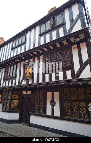 Il Golden Cross Inn costruito intorno al 1583 un legname medievale incorniciata edificio Hay Lane Coventry West Midlands, Regno Unito Foto Stock