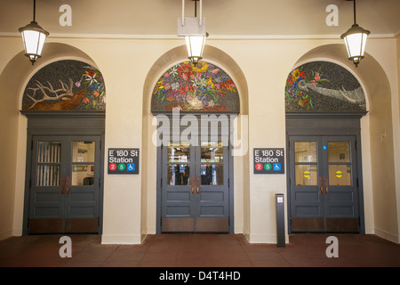 L'Oriente centottantesimo Street station nel Bronx a New York sulla Dyre Avenue linea Foto Stock