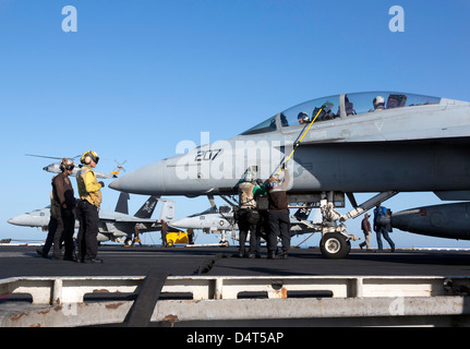 Un F/A-18F Super Hornet durante le operazioni di volo sulla USS Dwight D. Eisenhower. Foto Stock