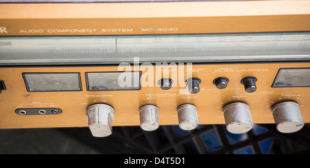 Un marchio di Fisher scartato ricevitore stereo con giradischi e deck a cassetta è visto nel cestino Foto Stock