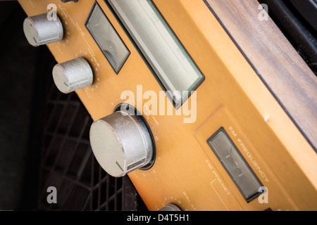 Un marchio di Fisher scartato ricevitore stereo con giradischi e deck a cassetta è visto nel cestino Foto Stock