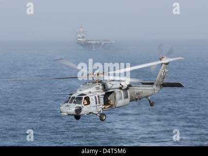 Un MH-60S Knighthawk conduce un rifornimento verticale in mare. Foto Stock