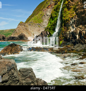 Cascata, dice il fiume si snoda fino al mare di Tresaith Ceredigion nel Galles Foto Stock