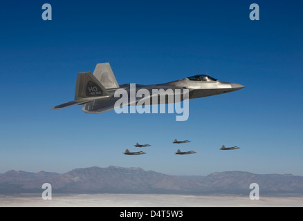 Sei F-22 rapaci volare in formazione durante una missione di addestramento da Holloman Air Force Base in New Mexico. Foto Stock