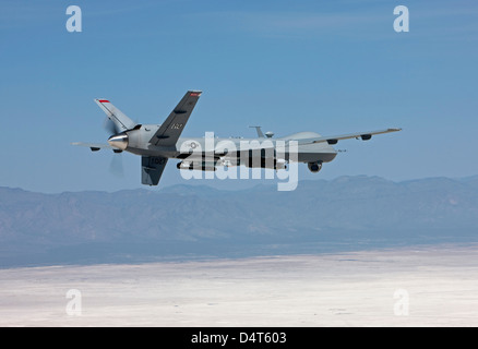 Un MQ-9 Reaper vola in una missione di addestramento oltre il White Sands National Monument nel sud del Nuovo Messico. Foto Stock