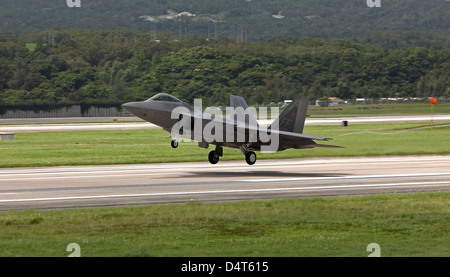 Un F-22 Raptor da Langley Air Force Base, Virginia, prende il largo su una missione di addestramento a Kadena Air Base, Okinawa. Foto Stock