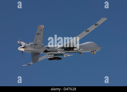 Un MQ-9 Reaper vola in una missione di addestramento fuori di Holloman Air Force Base in New Mexico. Foto Stock