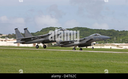 Due F-15's dal XVIII Ala di decollo in formazione a Kadena Air Base, Okinawa, in Giappone. Foto Stock