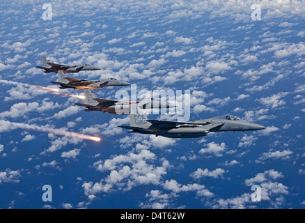 Quattro F-15 Aquile volare in formazione sull'Oceano Pacifico. Foto Stock