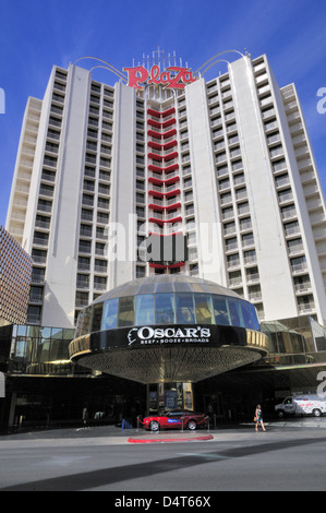 Il Plaza hotel sulla strada principale in corrispondenza della zona di spigolo di Fremont Street, nel centro di Las Vegas Foto Stock