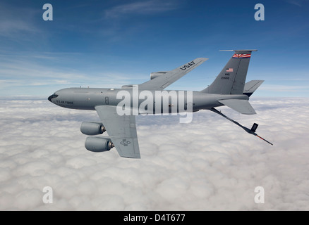 Una KC-135R dal 161Air Refuelling Wing vola in una missione di addestramento da Phoenix, Arizona. Foto Stock