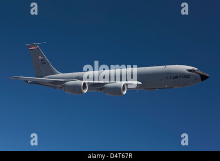 Una KC-135R dal 161Air Refuelling Wing vola in una missione di addestramento da Phoenix, Arizona. Foto Stock