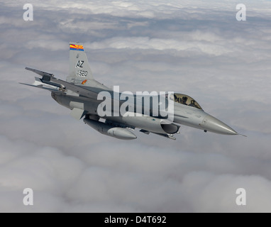 Un F-16 Fighting Falcon da 162Fighter Wing manovre durante una missione di addestramento fuori di Tucson, Arizona. Foto Stock