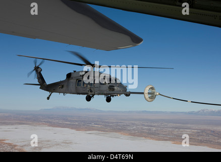 Un HH-60G Pave Hawk antenna conduce il rifornimento di carburante da un HC-130. Foto Stock